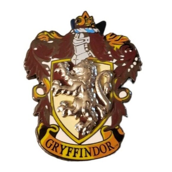 Universal Studios Wizarding World of Harry Potter Gryffindor Crest Trading Pin - Picture 1 of 3
